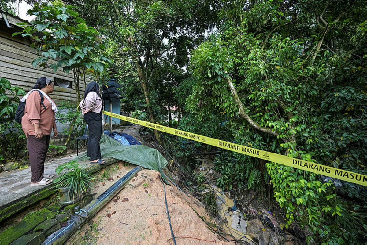 kl63-05122025-tanah-runtuh-t69327a4b-m800-xfbeb3150 47 penduduk Orang Asli dipindah ke PPS susulan tanah runtuh di Gombak