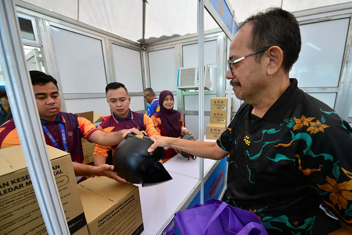 madani Tukar topi keledar, minyak enjin percuma diserbu di Program Rancakkan MADANI