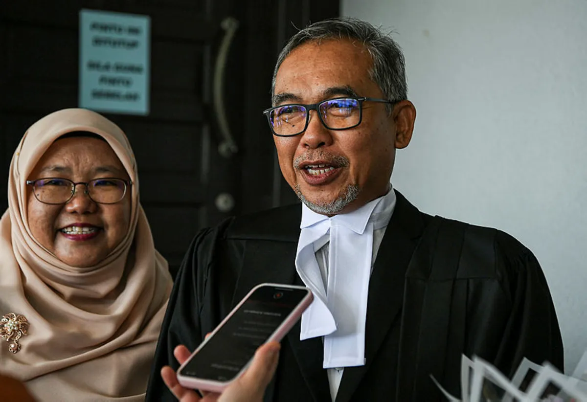 mahkamah (1) Bapa dan anak perempuan terima long call sebagai peguam bersama-sama