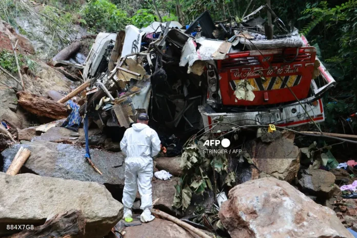 mockup-colombiaaccidentbus Bus plunges into ravine in Colombia, killing 17