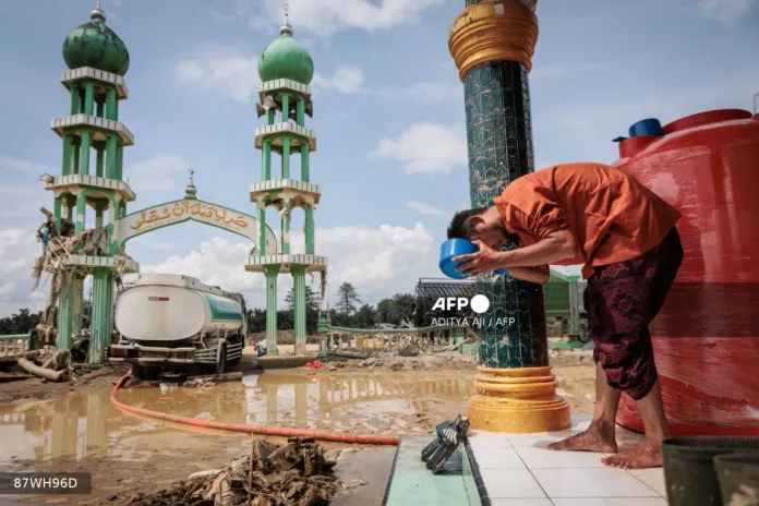mockup-topshotindonesiaflood (1) Nowhere to pray as logs choke flood-hit Indonesian mosque