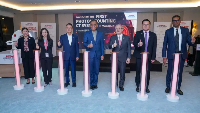 photo-5 (From left) Siow Ai Li, Managing Director, Siemens Healthineers Malaysia and Singapore; Sherry Woo, Director for Allied Health Services of SMC; Tan Sri Dr. Jeffrey Cheah KBE AO, Founder and Chairman, Sunway Group; Datuk Seri Dr Dzulkefly Ahmad, Minister of Health; Datuk Lau Beng Long, President, Sunway Healthcare Group; Dr Seow Vei Ken, Chief Executive Officer of SMC; Dr Adam Pany bin Abdullah, Senior Consultant Interventional Radiologist, SMC