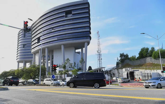 Bekas menteri disyaki terima rasuah RM5 juta, kereta Lamborghini