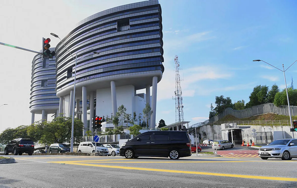 sprm (3) Bekas menteri disyaki terima rasuah RM5 juta, kereta Lamborghini