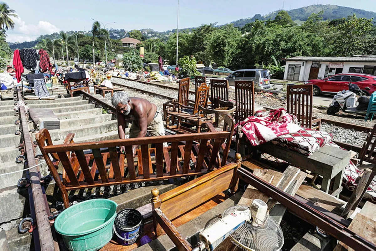 Sri Lanka issues landslide warnings as cyclone toll hits 627