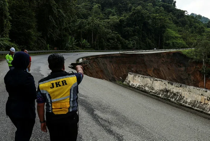 tanah-runtuh (1) Penghadang konkrit dipasang di jalan Gua Musang-Lojing selepas tanah runtuh