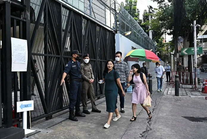 thailand-myanmar-vote Myanmar citizens head to early polls in Bangkok