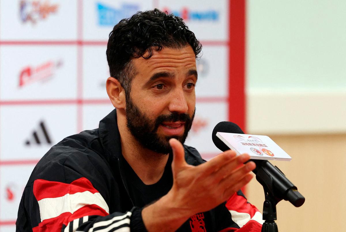 'I think he wants to stay': Amorim hopeful on Fernandes future 'I think he wants to stay': Amorim hopeful on Fernandes future