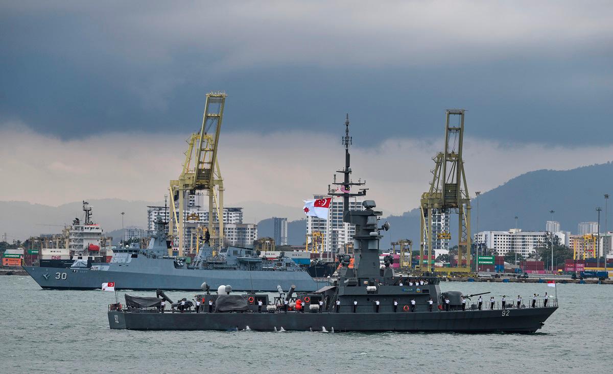 10 kapal perang ASEAN lintasi Selat Utara dalam Fleet Review 2025