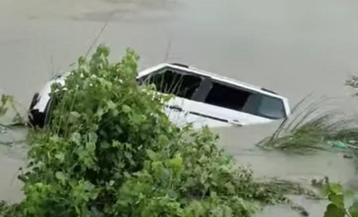 11 killed as vehicle plunges into canal in Uttar Pradesh 11 killed as vehicle plunges into canal in Uttar Pradesh
