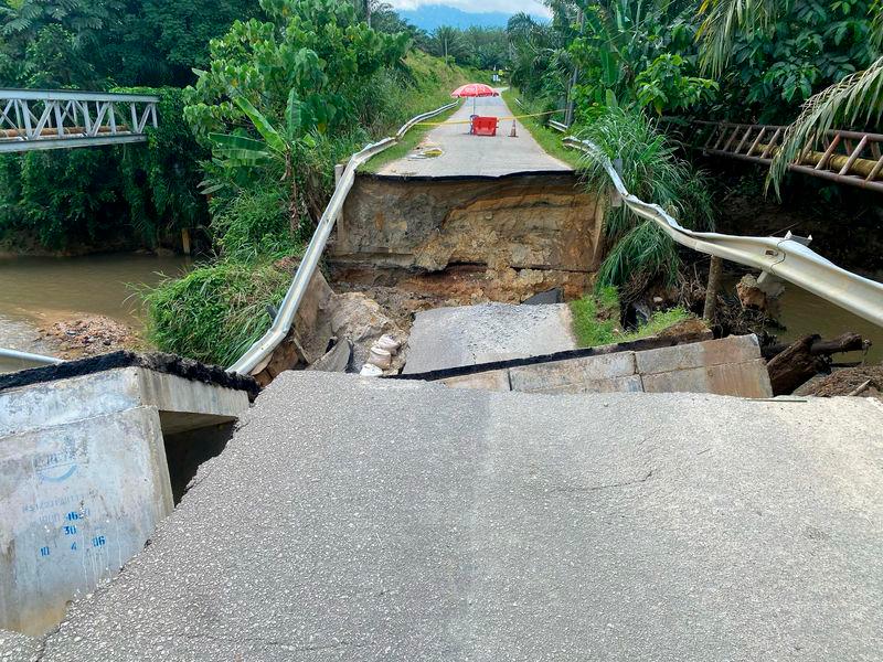 136 stranded after bridge collapse in Sungkai 136 stranded after bridge collapse in Sungkai