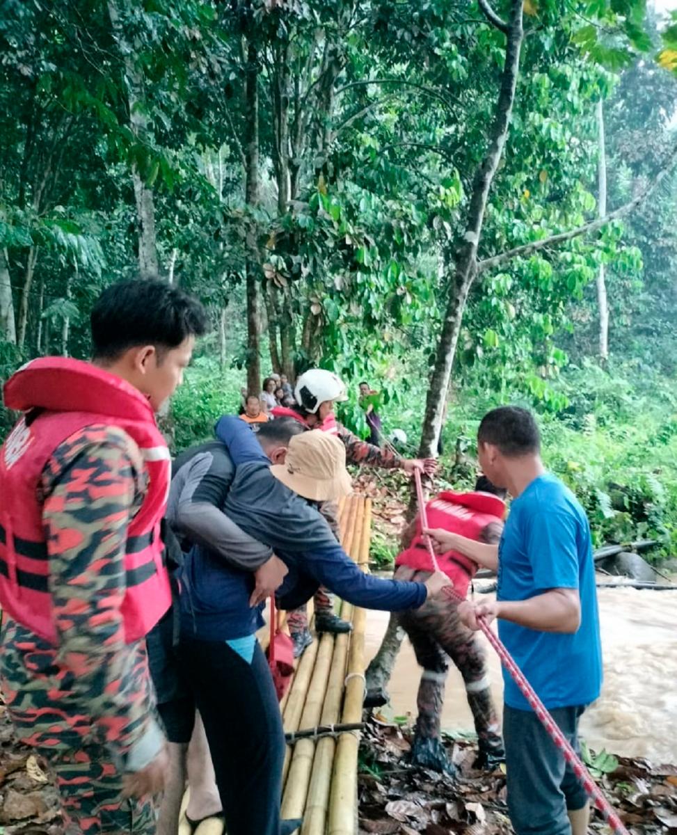 18 rescued from raging waters in Hulu Langat 18 rescued from raging waters in Hulu Langat