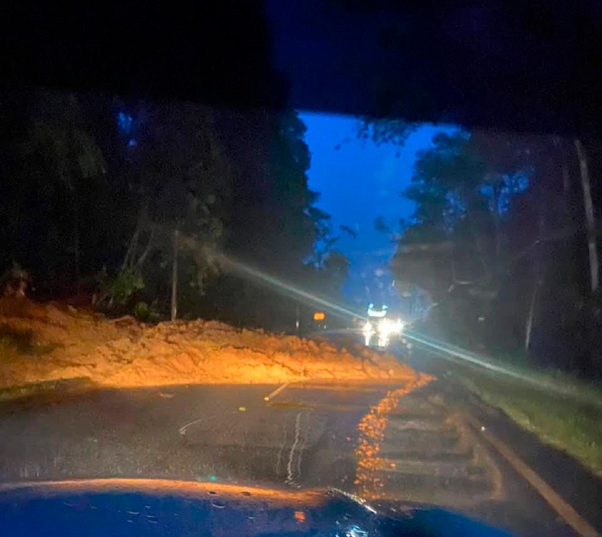 2-km gridlock as landslide blocks Gua Musang–Kuala Krai road