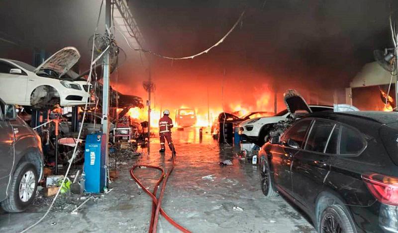20 kereta, tiga motosikal musnah dalam kebakaran di Bandar Puchong Jaya 20 kereta, tiga motosikal musnah dalam kebakaran di Bandar Puchong Jaya