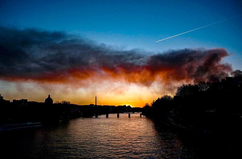 200 firefighters battle major Paris inferno