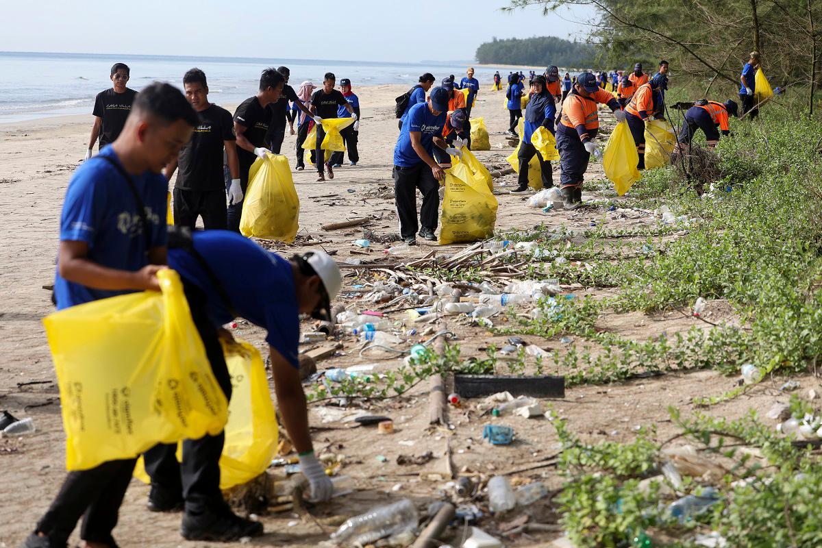 200 join ‘Jom Plogging - Saya Sayang Bumi’ to promote environmental awareness 200 join ‘Jom Plogging - Saya Sayang Bumi’ to promote environmental awareness