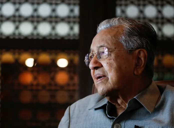 Tun Dr Mahathir Mohamad dimasukkan ke IJN selepas terjatuh di rumah Tun Dr Mahathir Mohamad dimasukkan ke IJN selepas terjatuh di rumah