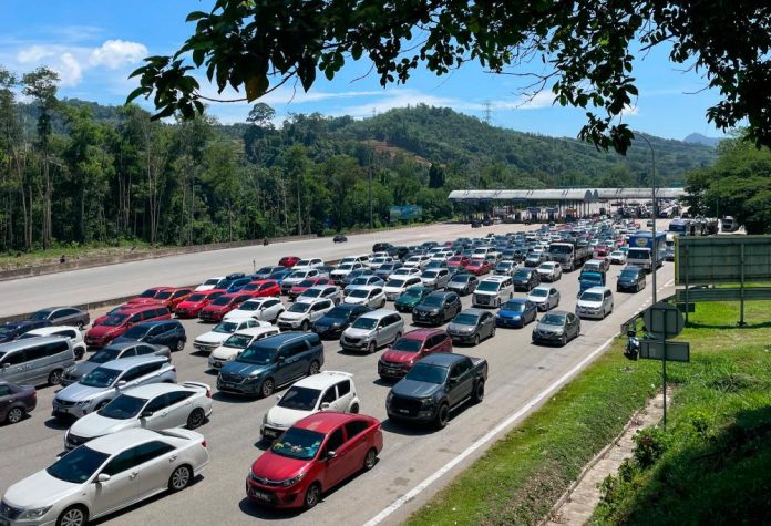 20km crawl in Gua Musang as Aidilfitri holidaymakers head back to KL