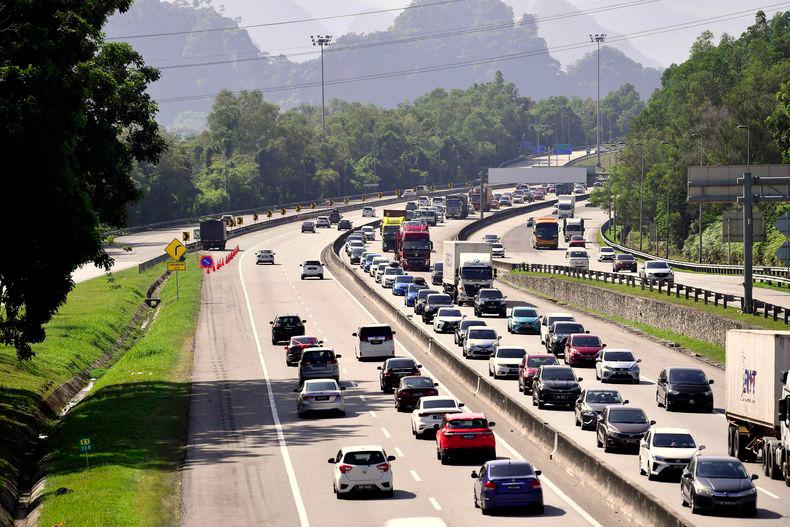 20km traffic jam on KLK Highway as Raya travellers return - LLM 20km traffic jam on KLK Highway as Raya travellers return - LLM