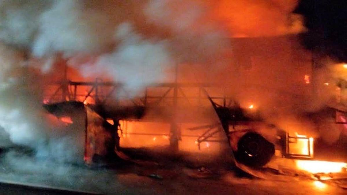 28 passengers, bus driver escape from burning express bus 28 passengers, bus driver escape from burning express bus