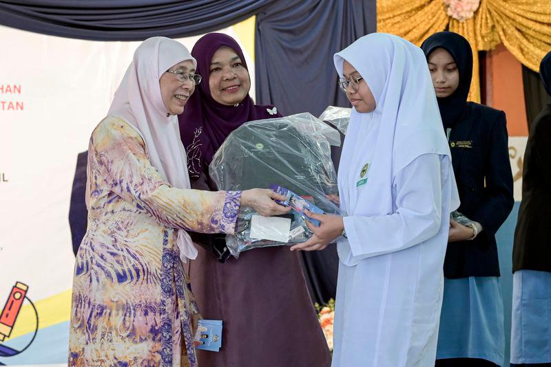 282 SMK Bandar Tasik Selatan students receive back-to-school assistance 282 SMK Bandar Tasik Selatan students receive back-to-school assistance