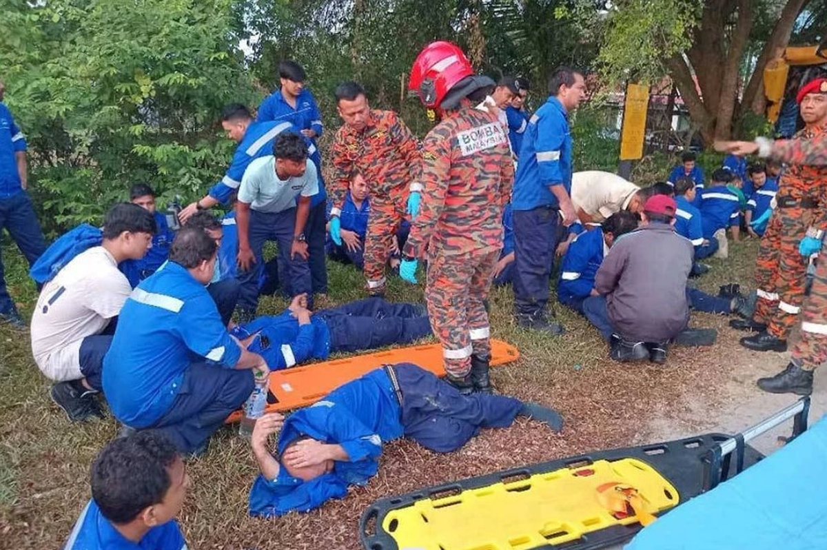 33 foreign workers injured in factory bus crash in Bangi 33 foreign workers injured in factory bus crash in Bangi