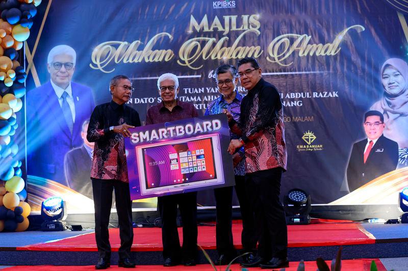 56 schools in Seberang Perai Selatan to get smartboard this year 56 schools in Seberang Perai Selatan to get smartboard this year