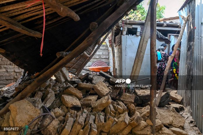 MEXICO-QUAKE Mexico earthquake kills 2, rattles capital and coast