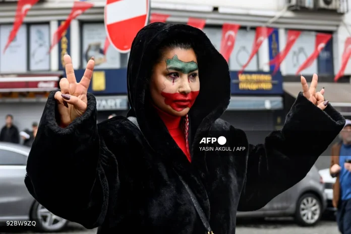 AFP__20260111__92BW9ZQ__v2__Mockup__GatheringInFrontOfTheIranianConsulateToSupportPr
