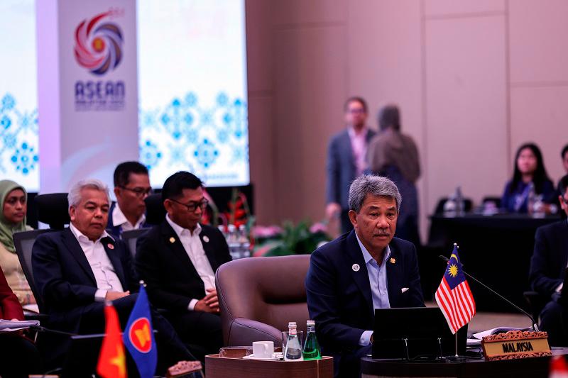 ASEAN FMs hail progress on South China Sea COC, seek to expedite process