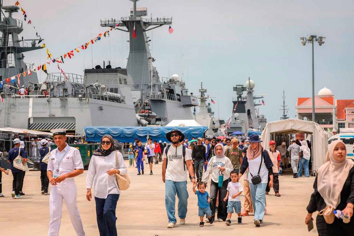 ASEAN Navies’ City Parade in Penang draws 40,000 visitors