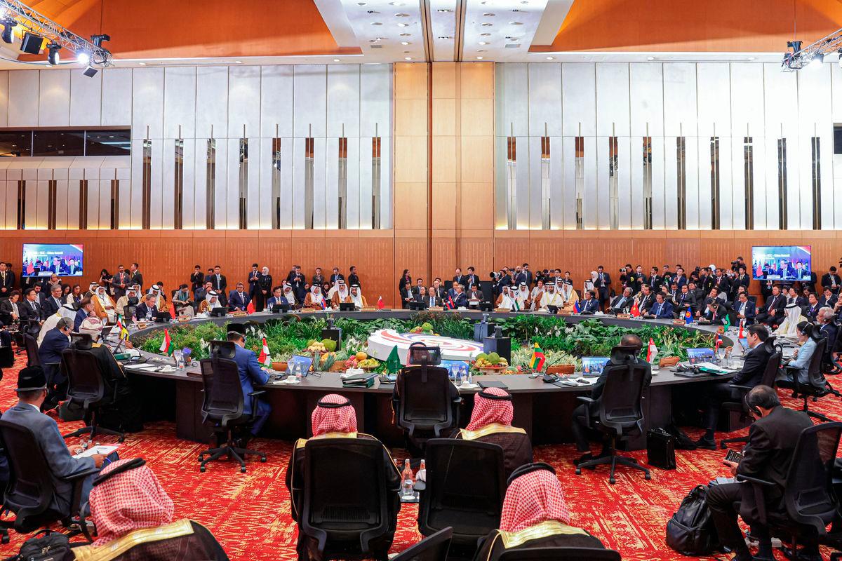 ASEAN leaders pledge unity to ensure thriving community ASEAN leaders pledge unity to ensure thriving community