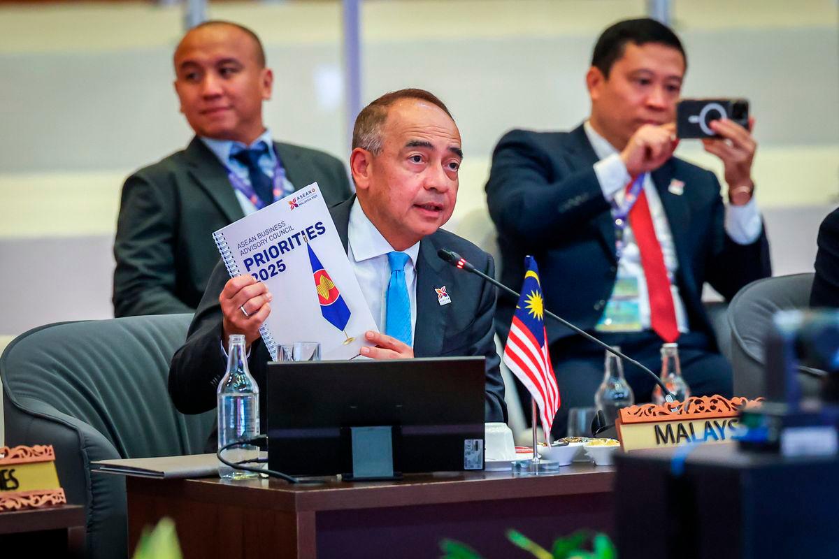 ASEAN leaders respond positively to ASEAN-BAC’s 12 priority economic deliverables ASEAN leaders respond positively to ASEAN-BAC’s 12 priority economic deliverables