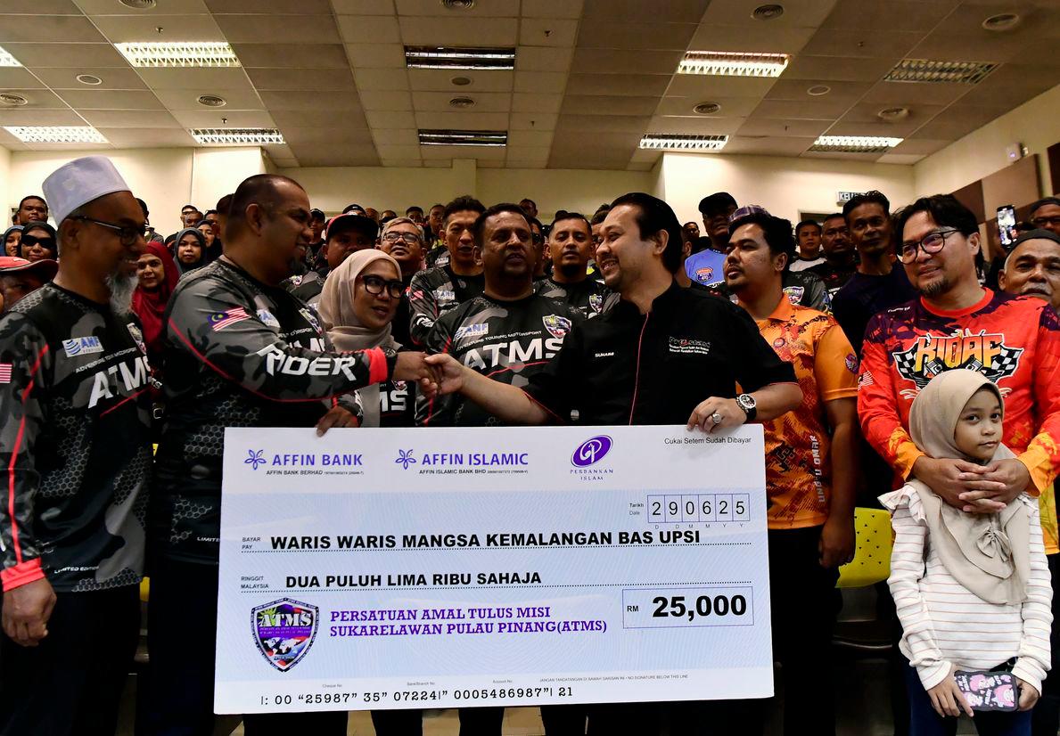 ATMS club donates RM25,000 to UPSI bus crash victims’ families