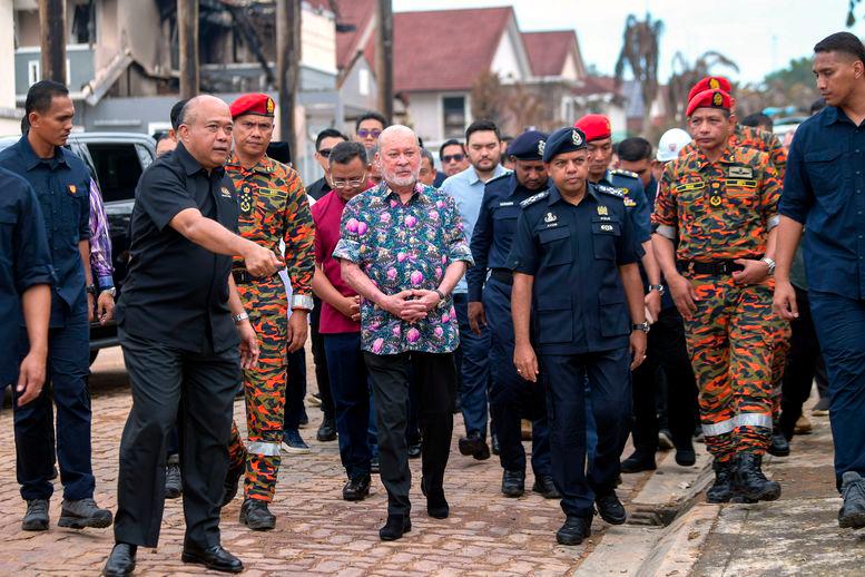 Agong berkenan lawat tapak kebakaran paip gas Putra Heights Agong berkenan lawat tapak kebakaran paip gas Putra Heights