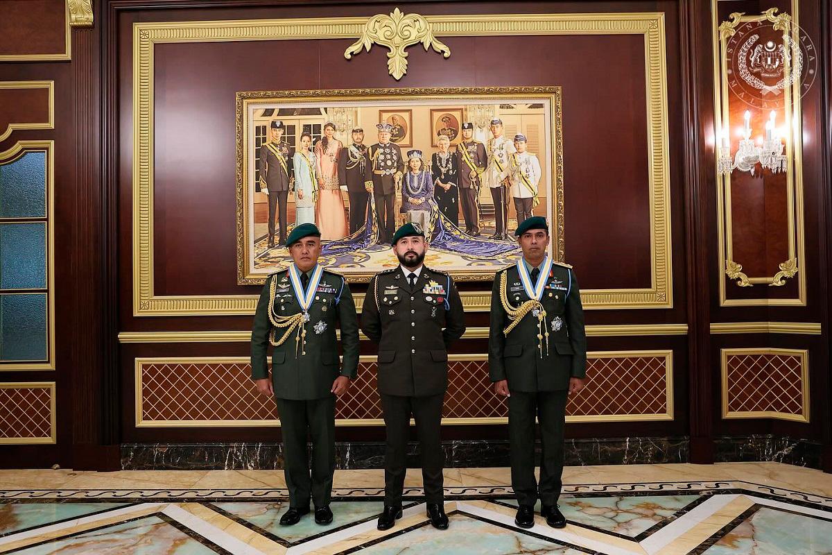 Agong kurnia darjah DMIJ kepada panglima GGK, juruiring Pemangku Sultan Johor