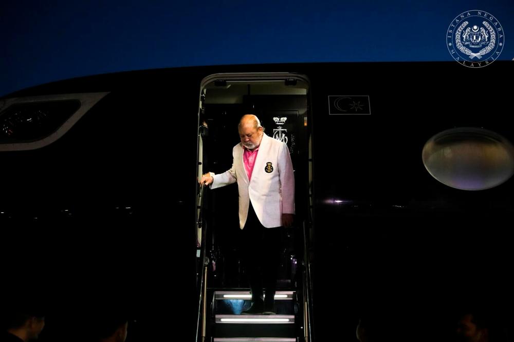 Agong returns home safely after undergoing treatment abroad Agong returns home safely after undergoing treatment abroad