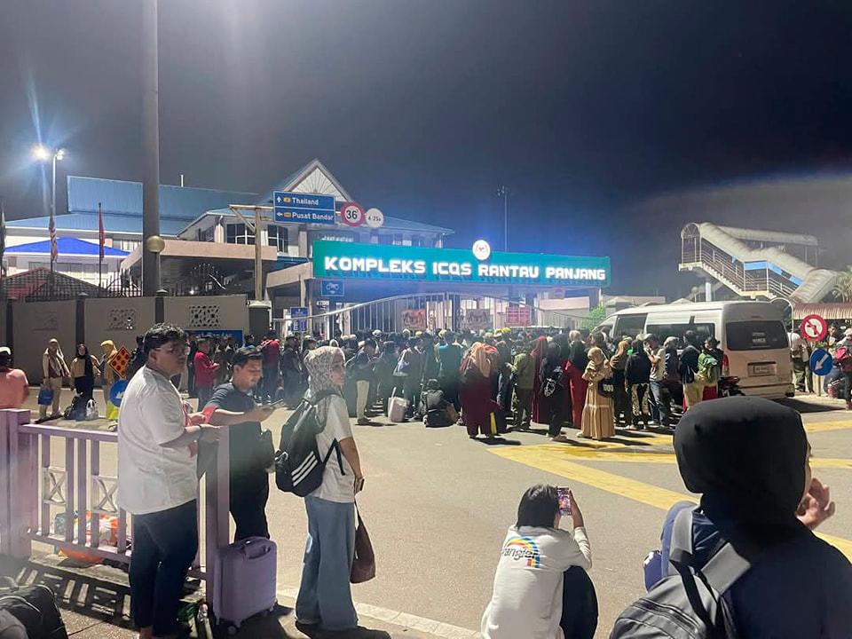 Aidilfitri exodus: Malaysians, Thais flood Rantau Panjang border crossing Aidilfitri exodus: Malaysians, Thais flood Rantau Panjang border crossing