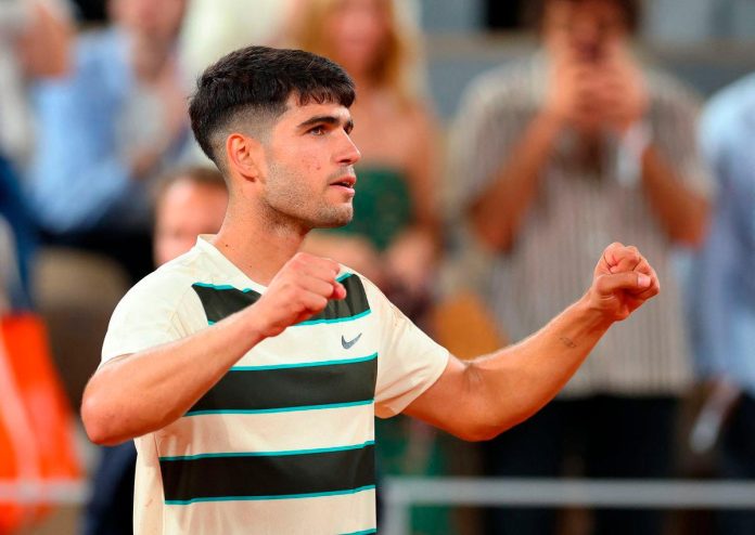 Alcaraz fights into French Open last 16 as Swiatek, Sabalenka progress Alcaraz fights into French Open last 16 as Swiatek, Sabalenka progress