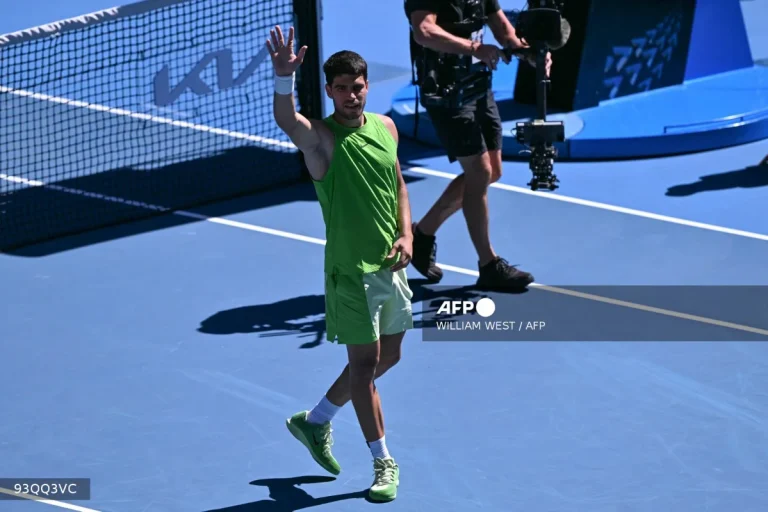 Alcaraz cruises into Australian Open last 16 as Sabalenka battles