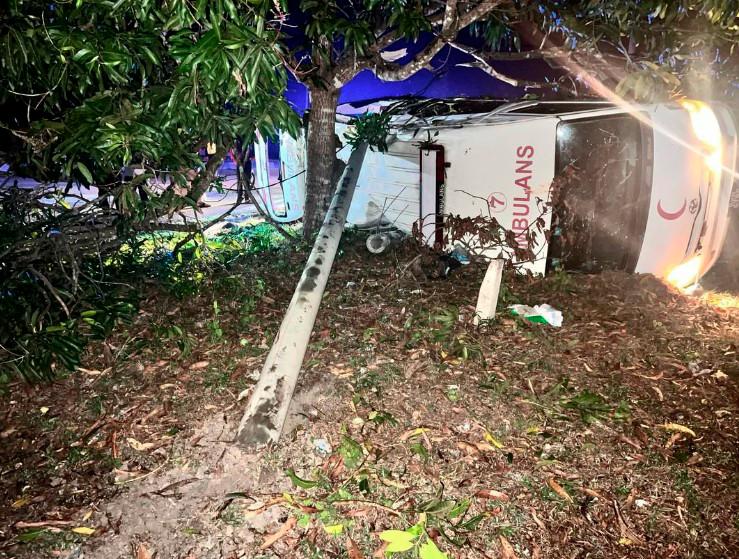 Ambulans bawa pesakit terbabas, langgar pokok di Marang Ambulans bawa pesakit terbabas, langgar pokok di Marang