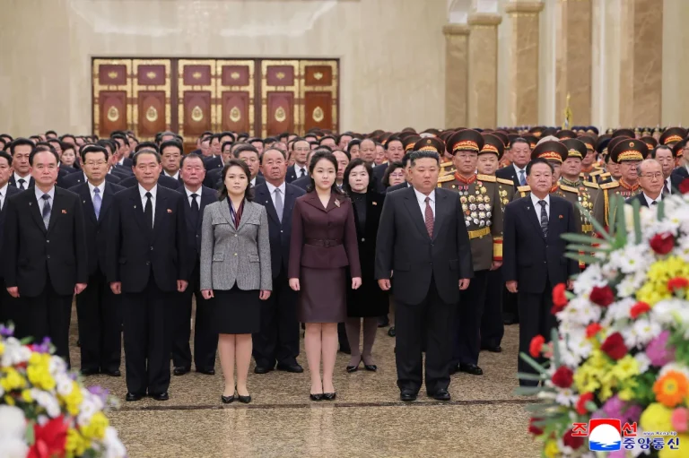 Anak perempuan Kim Jong Un buat kunjungan pertama ke makam keluarga