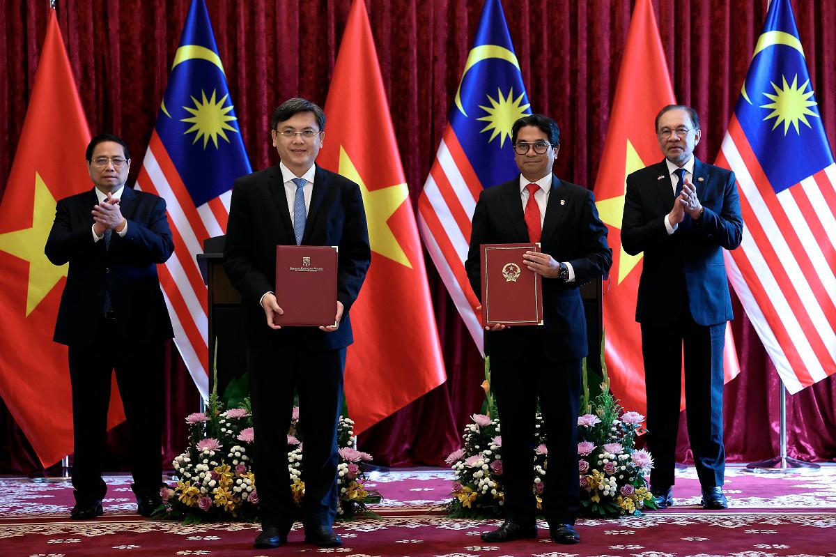 Anwar, Chinh witness exchange of documents on energy, education and ASEAN integration Anwar, Chinh witness exchange of documents on energy, education and ASEAN integration
