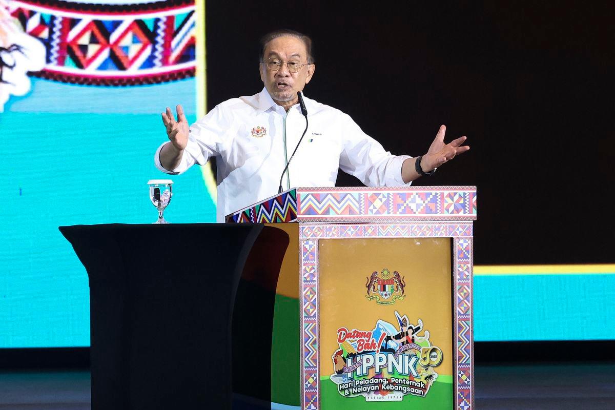 Anwar: Fiscal deficit cut gradually to ease debt burden Anwar: Fiscal deficit cut gradually to ease debt burden