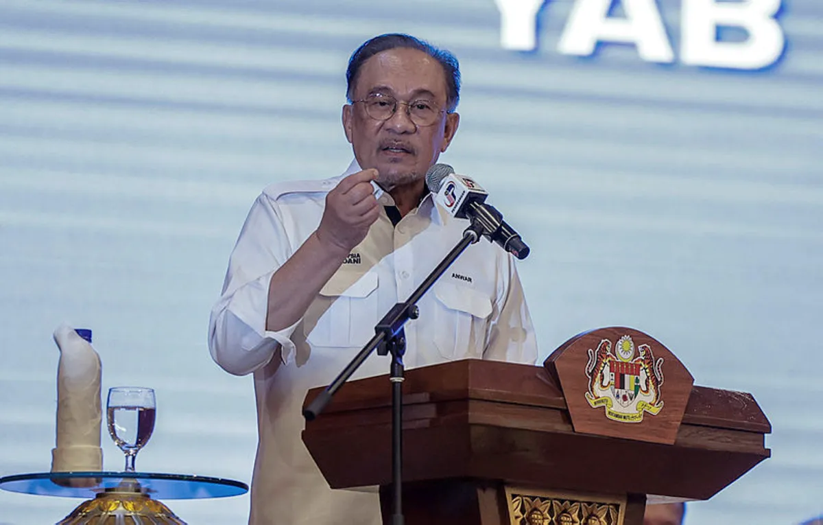 Anwar and Wan Azizah pray for Dr Mahathir's recovery after fall