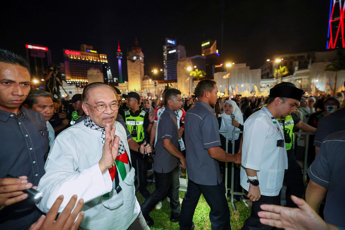 Anwar attends solidarity event for Gaza at Sumud Nusantara Carnival Anwar attends solidarity event for Gaza at Sumud Nusantara Carnival