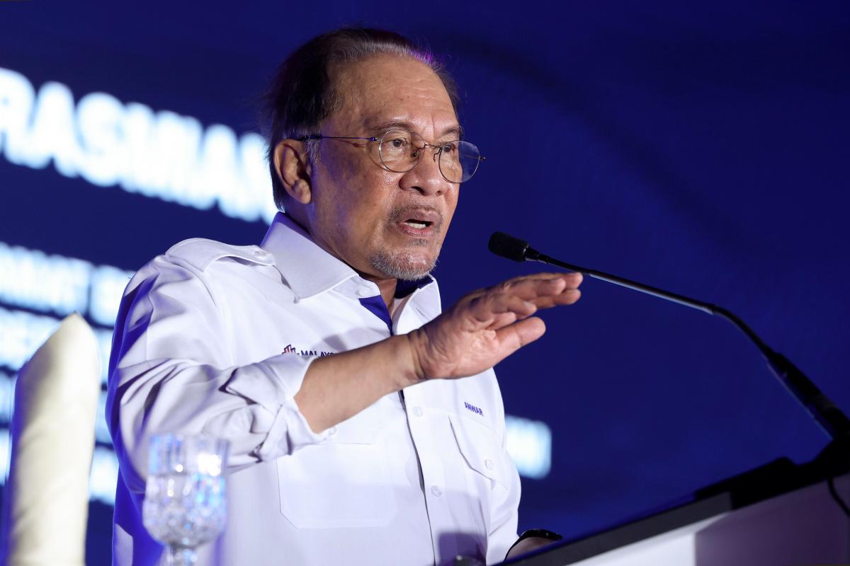 Anwar calls for respect of Jalur Gemilang as national symbol Anwar calls for respect of Jalur Gemilang as national symbol