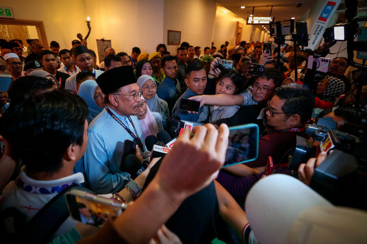 Anwar casts ballot in PKR central leadership polls Anwar casts ballot in PKR central leadership polls