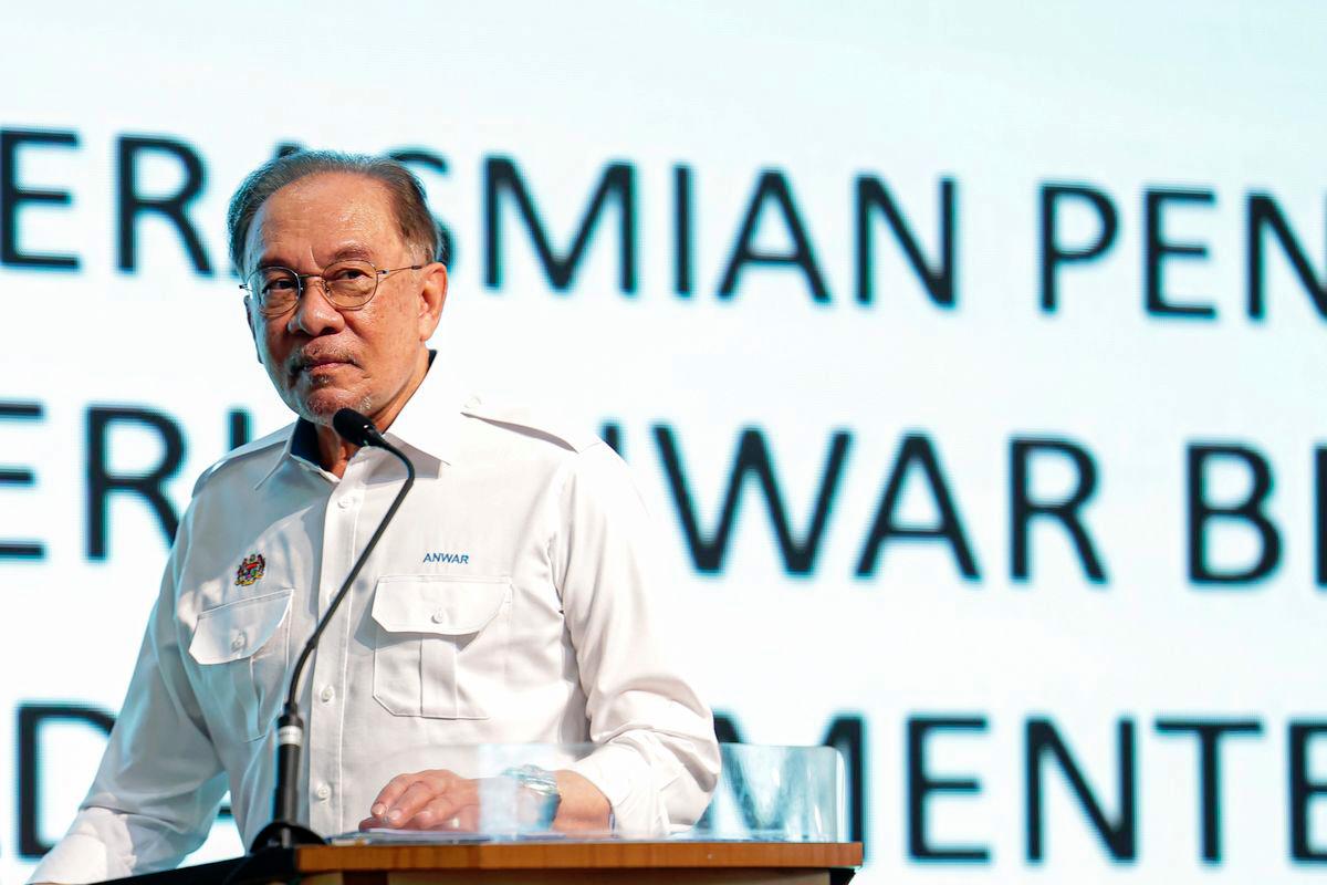 Anwar chairs MADANI Scholars’ Forum discussing future of public transport Anwar chairs MADANI Scholars’ Forum discussing future of public transport