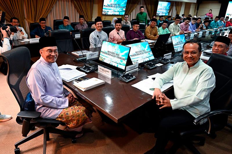 Anwar chairs special Terengganu development meeting